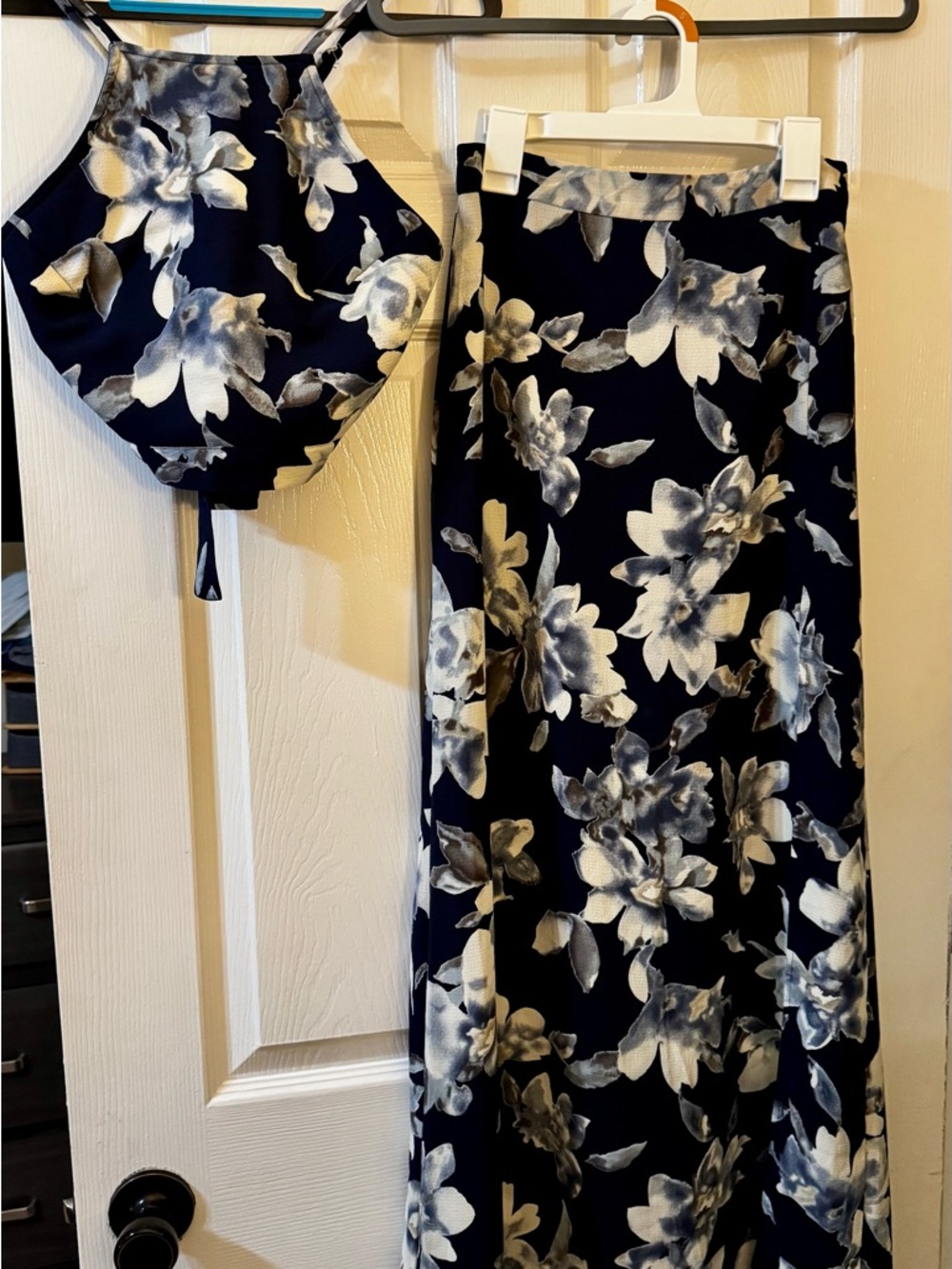 Navy & White Floral 2 piece set! Beachy, tropical vibe!